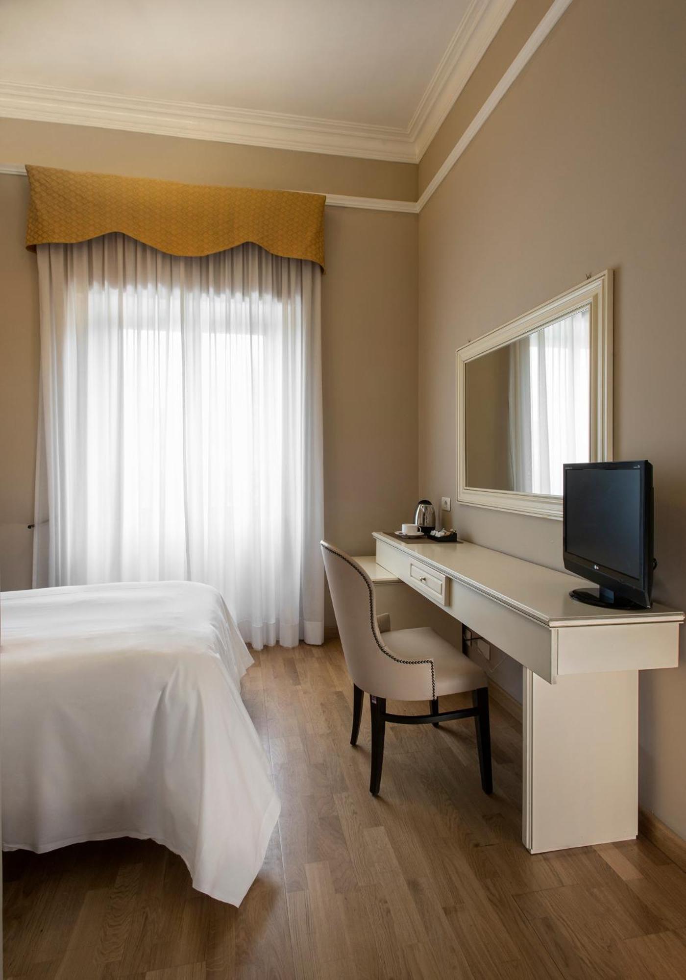 Small Double Room,451507131:JPEG